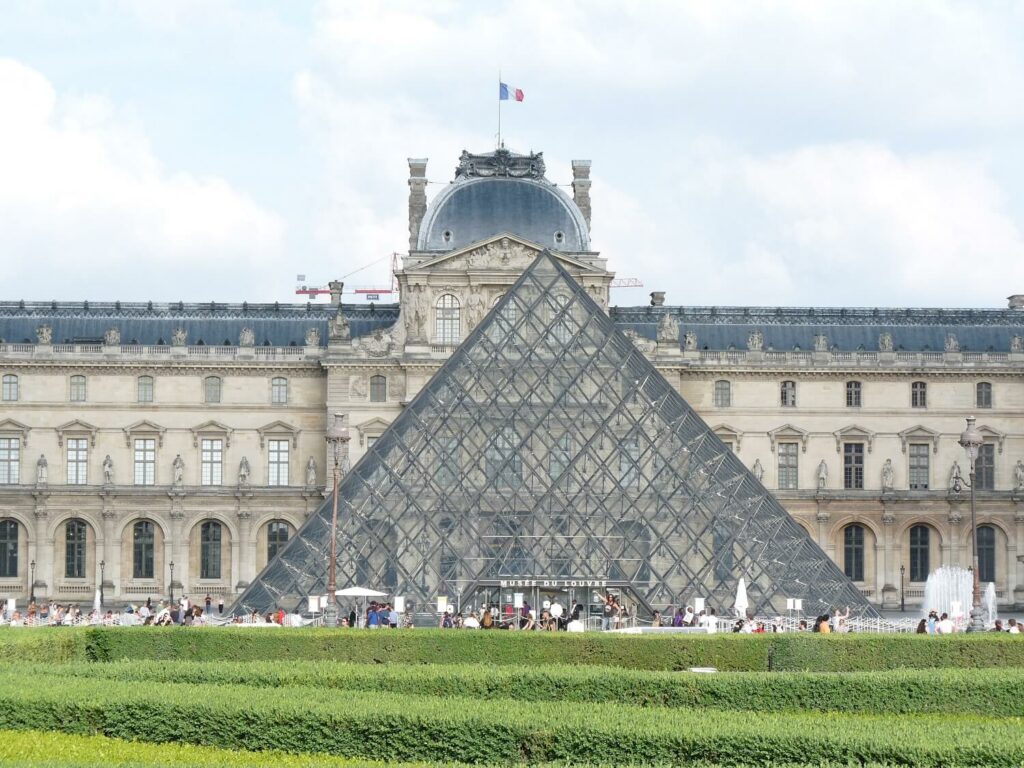 Pyramide du Louvre