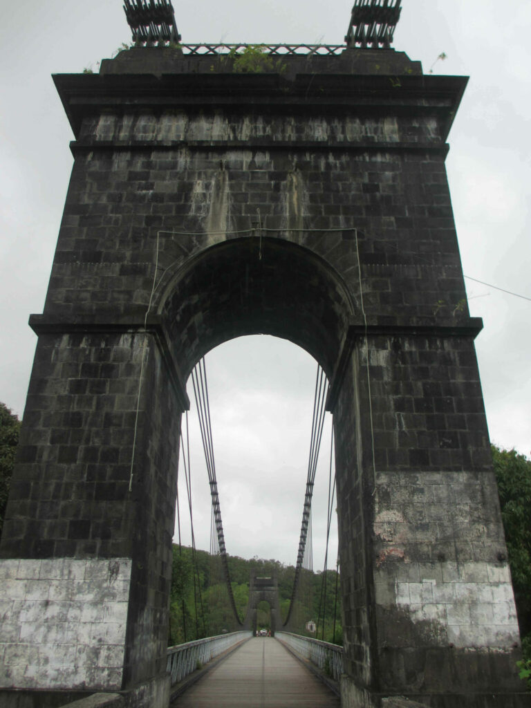 Pont suspendu rivière de l'est